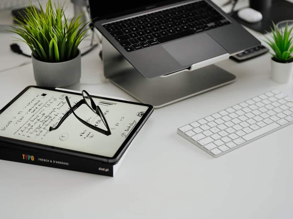 Escritorio de trabajo con cuaderno, portátil y notas de planificación